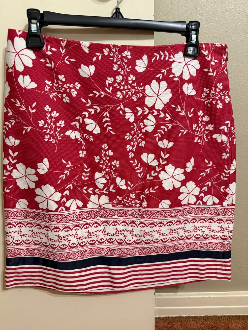 Ann Taylor LOFT Red & White Floral Border Print Pencil Skirt - Size 6